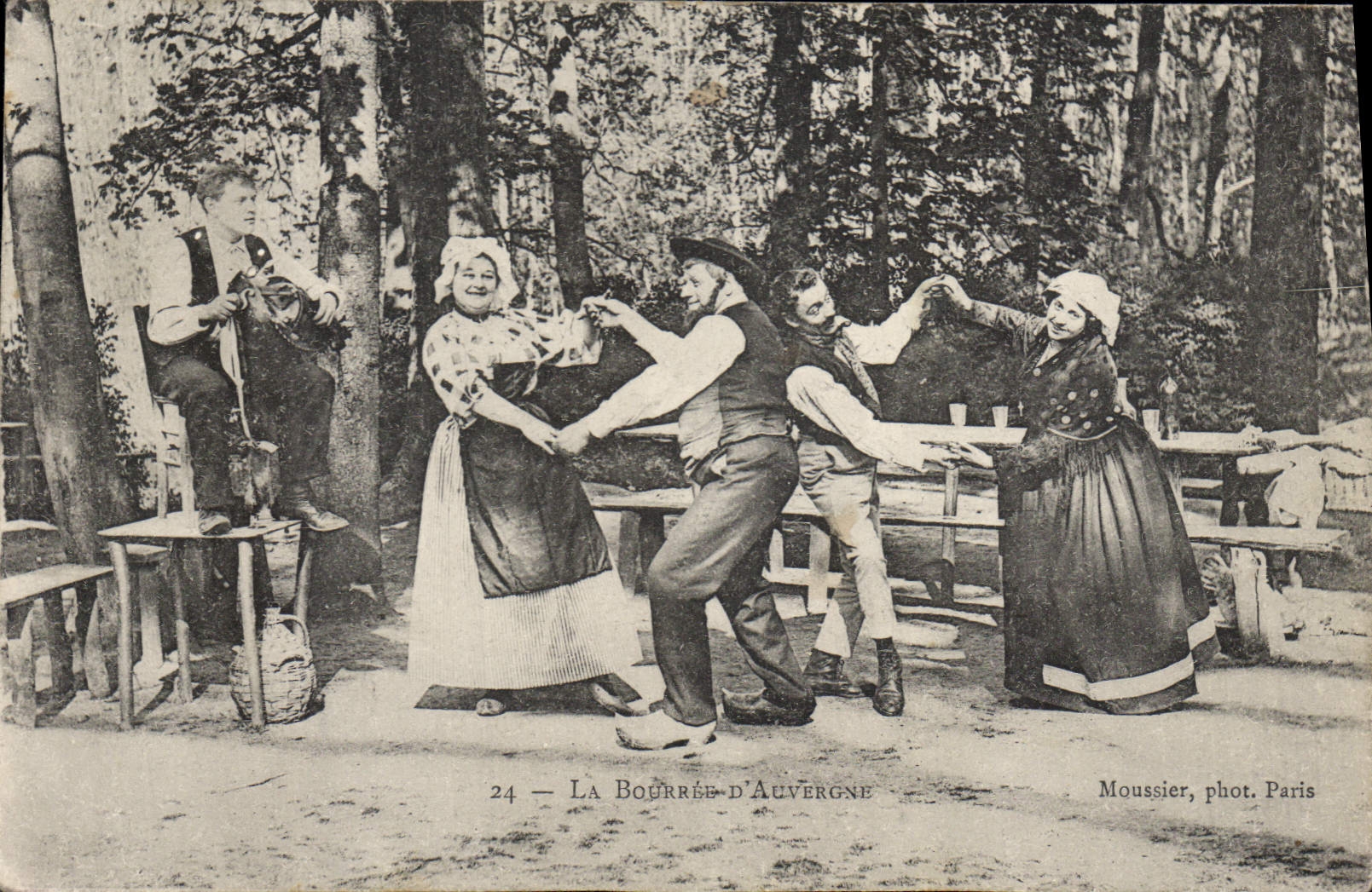 CPA Folklore Bourree d'Auvergne 