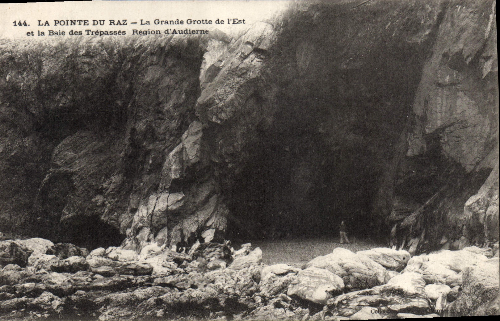 CPA La pointe du Raz La Grande Grotte de l'Est et la Baie des Trepasses Regian d'Audierne 
