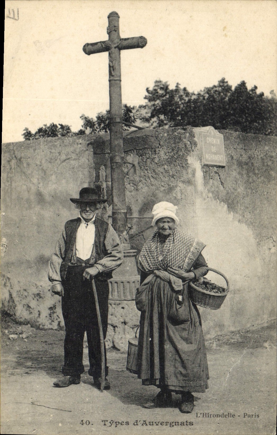 Types d'Auvergnats — Croix de chemin à L'Hironnelle — L'Hironnelle - Paris