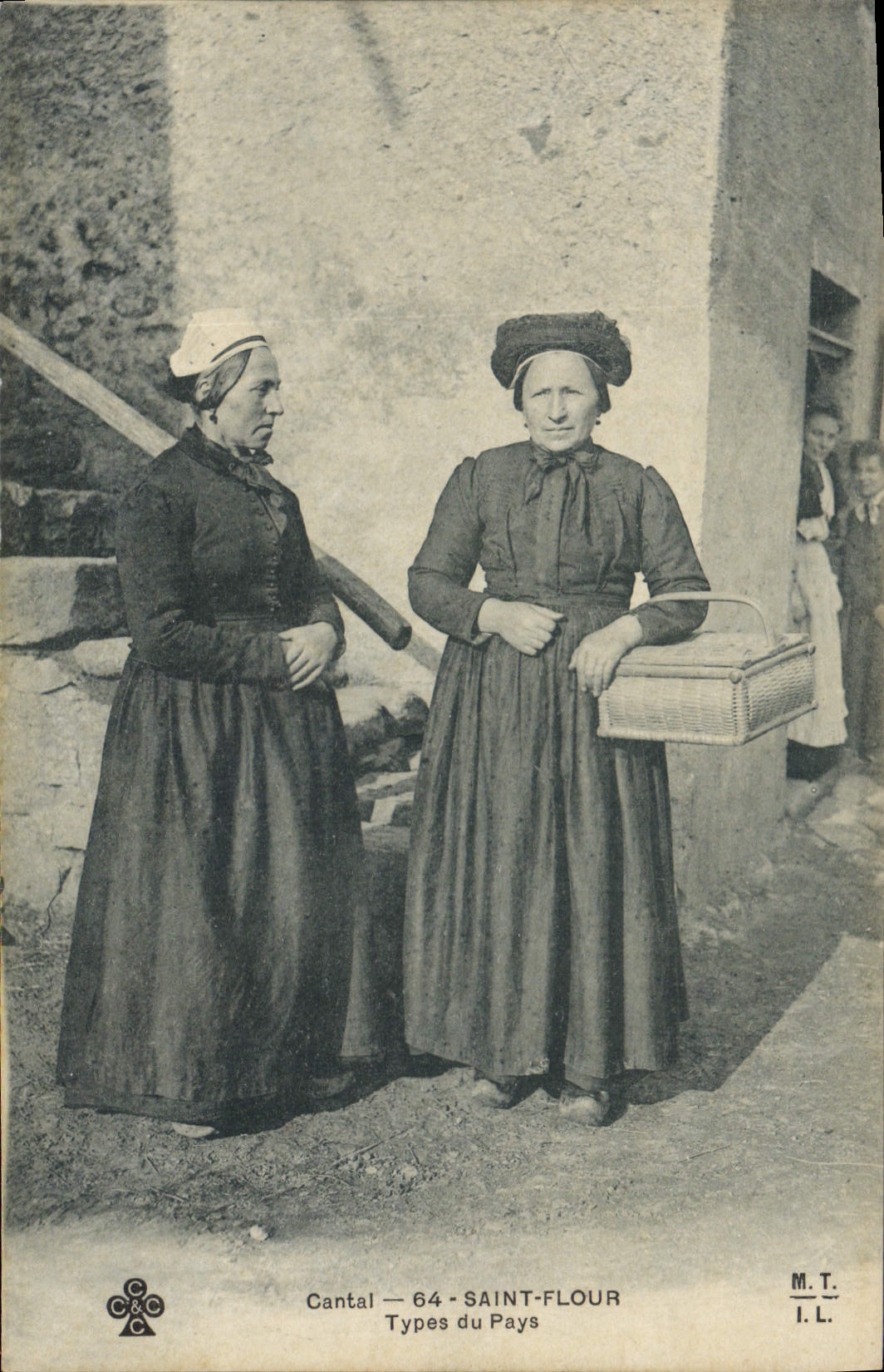 CPA Folklore Cantal Saint Flour types du Pays 