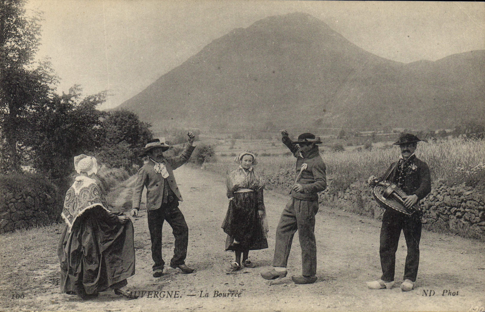 CPA Folklore Auvergne la bourree 