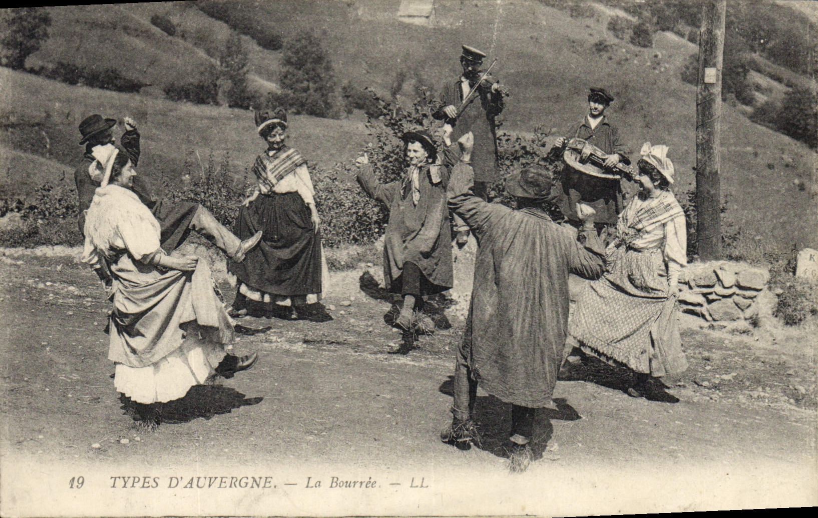 CPA Folklore Types D'Auvergne la Bourree 