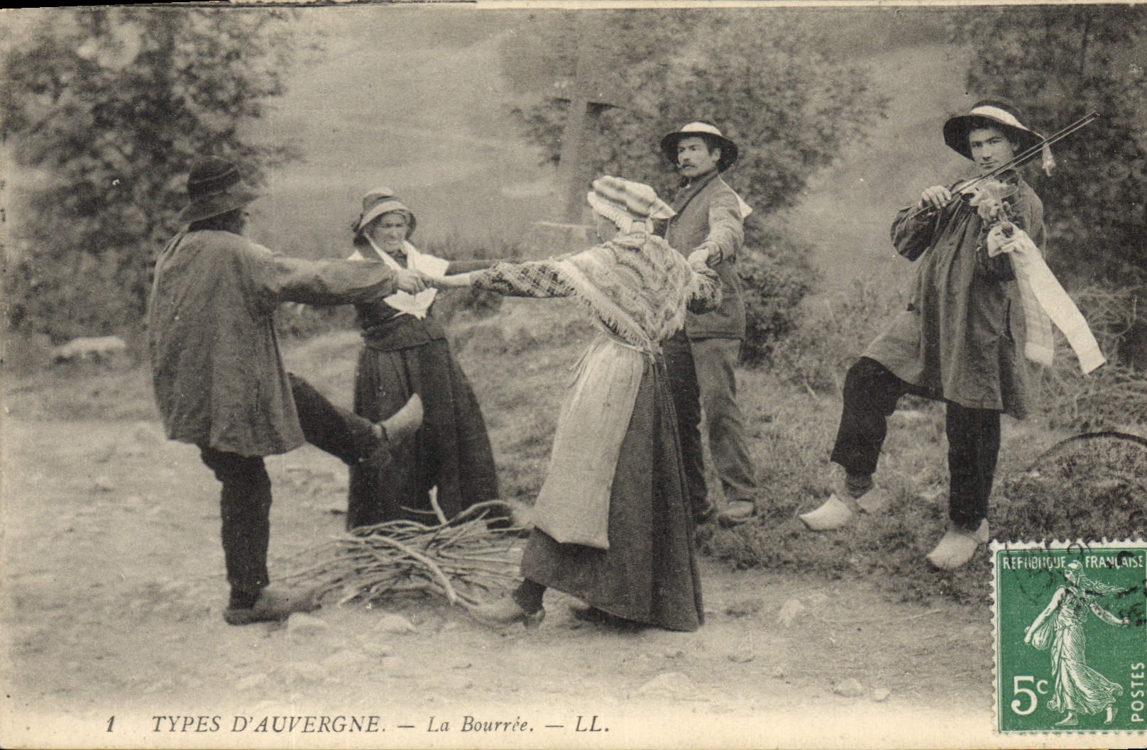 CPA Folklore Types D'Auvergne la Bourree 