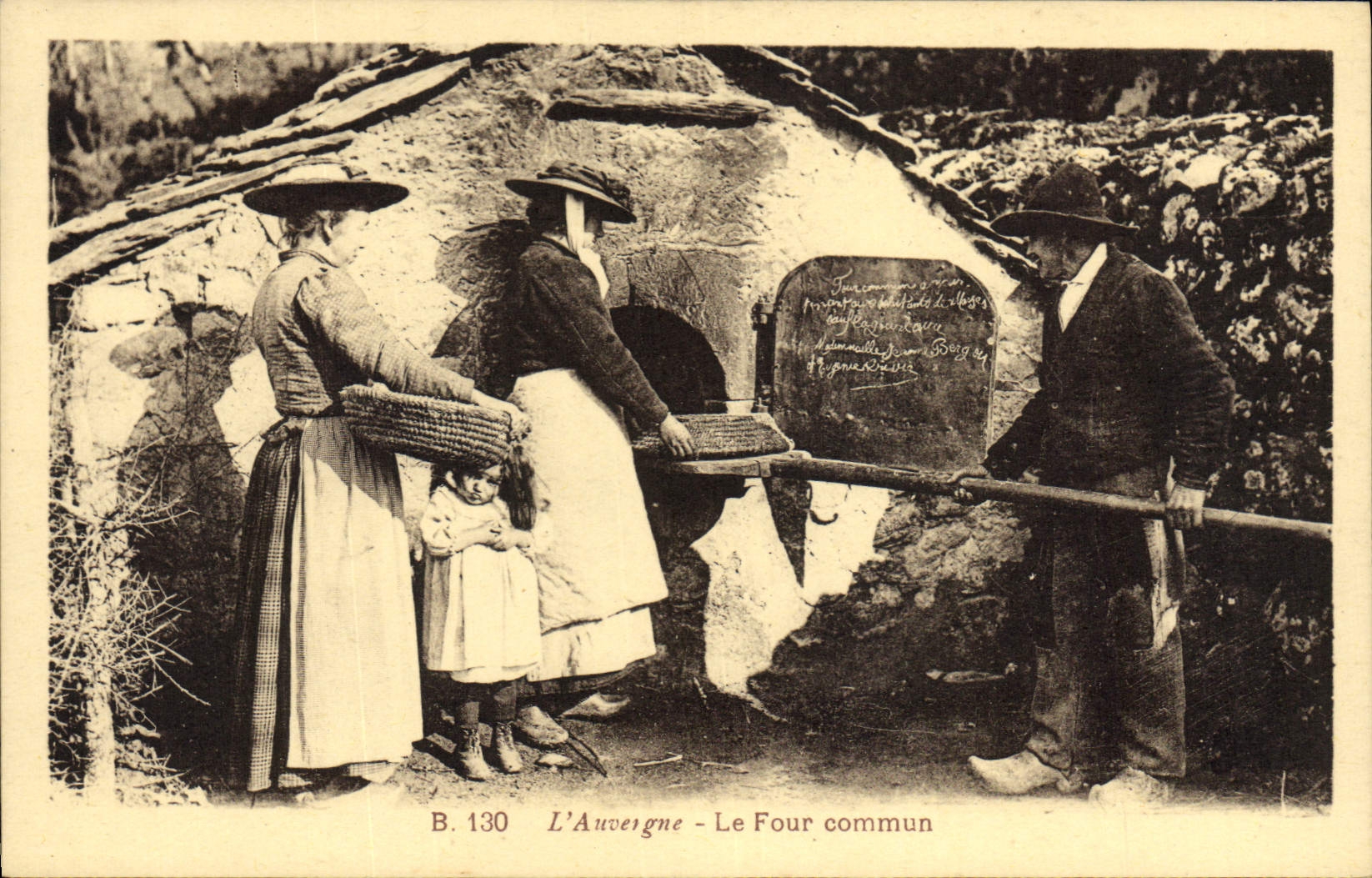 CPA Folklore L'Auvergne le Four commun 