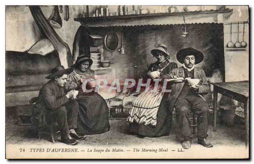 CPA Folklore Types D'Auvergne la soupe du matin 