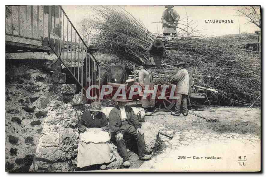 Cour rustique — L'Auvergne — M.T. n°298