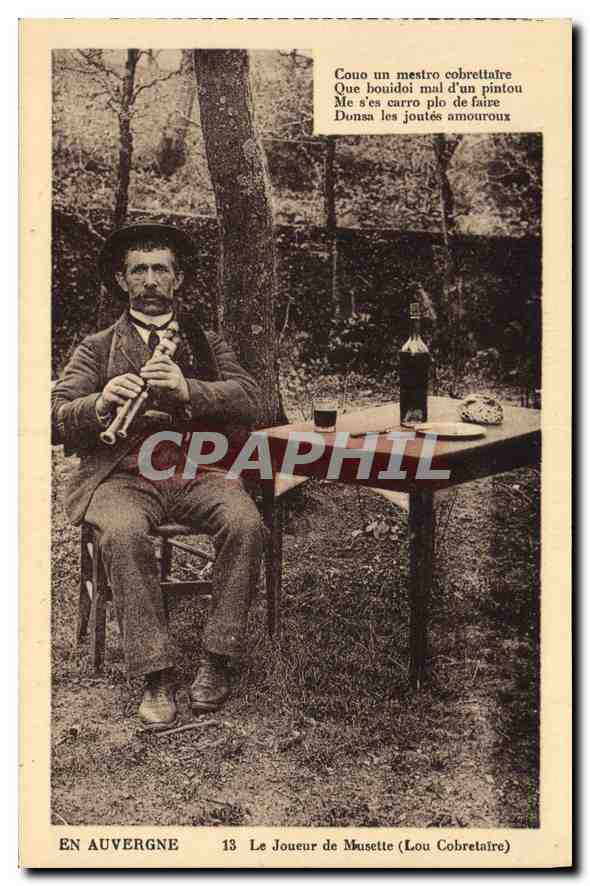 CPA Folklore En Auvergne le joueur de Musette Lou Cobretaire 