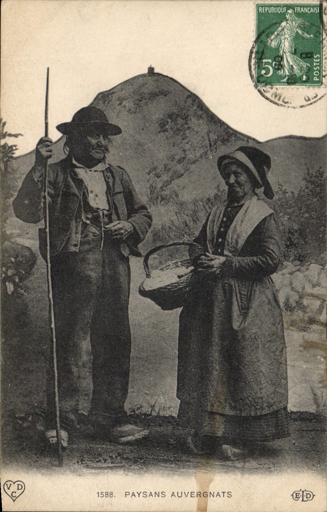 CPA Folklore Paysans Auvergnats 