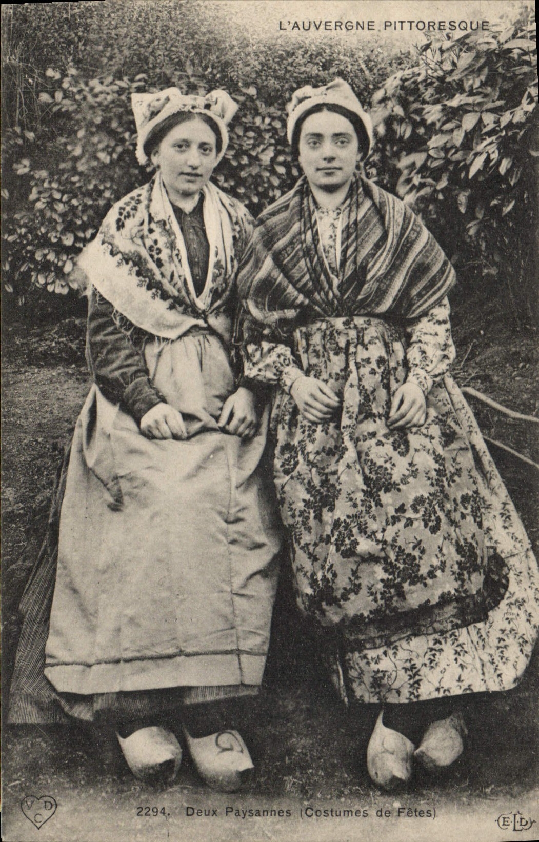 CPA Folklore L'Auvergne Pittoresque deux Paysannes costumes de fetes 