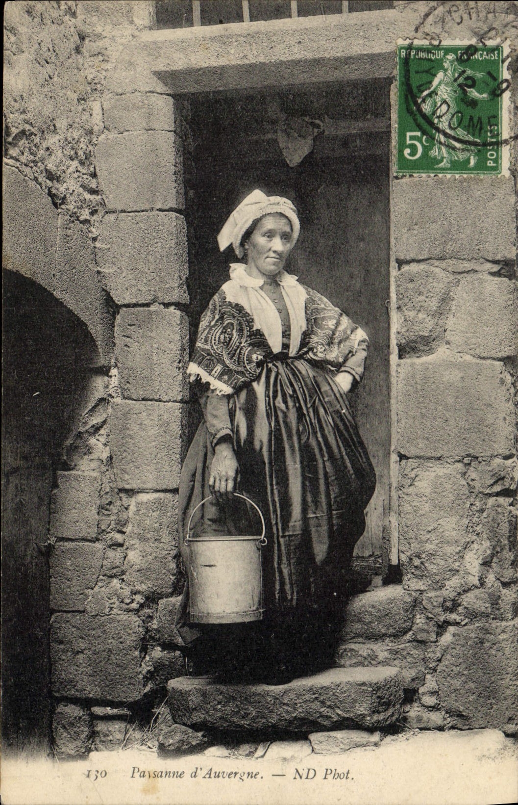 CPA Folklore Paysanne d'Auvergne 