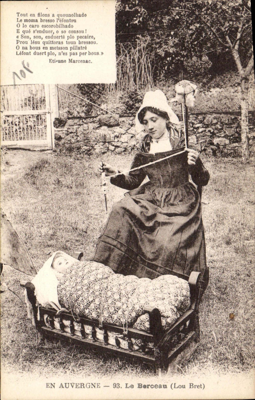 CPA Folklore En Auvergne le Berceau Lou Bret 