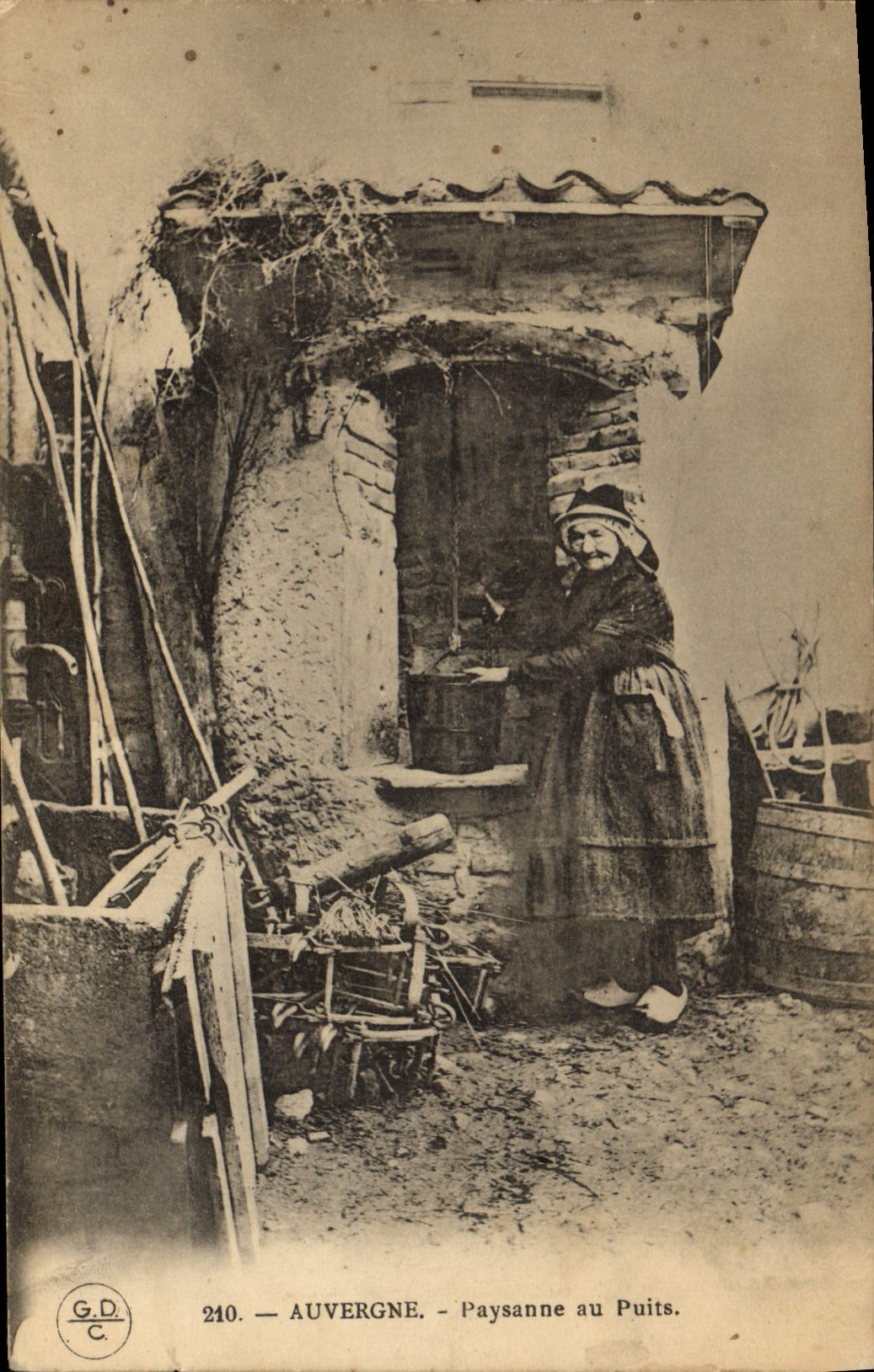 CPA Folklore Auvergne Paysanne au Puits 