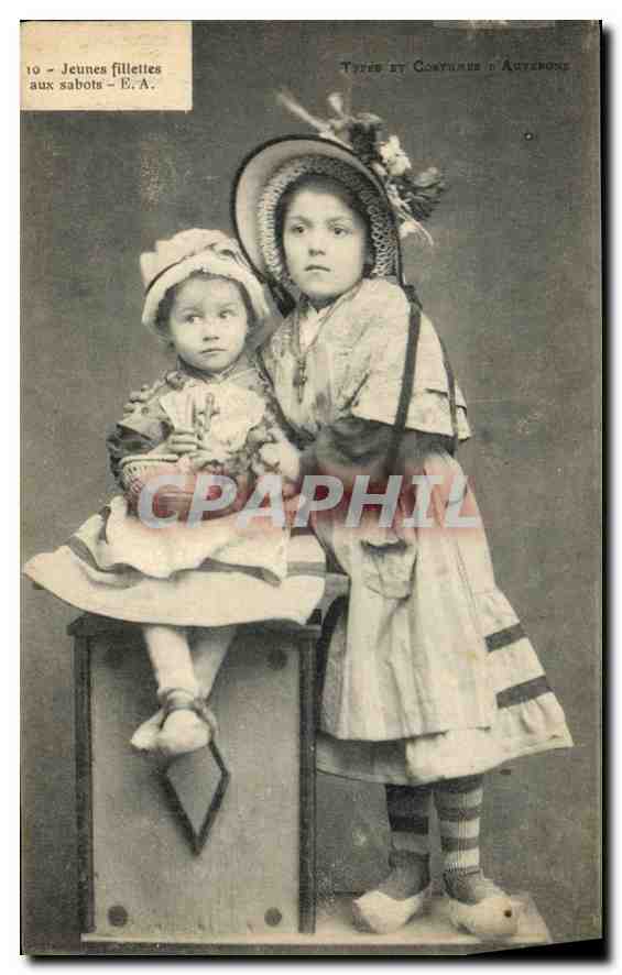 CPA Folklore Types et costumes d'Auvergne jeunes fillettes aux sabots 