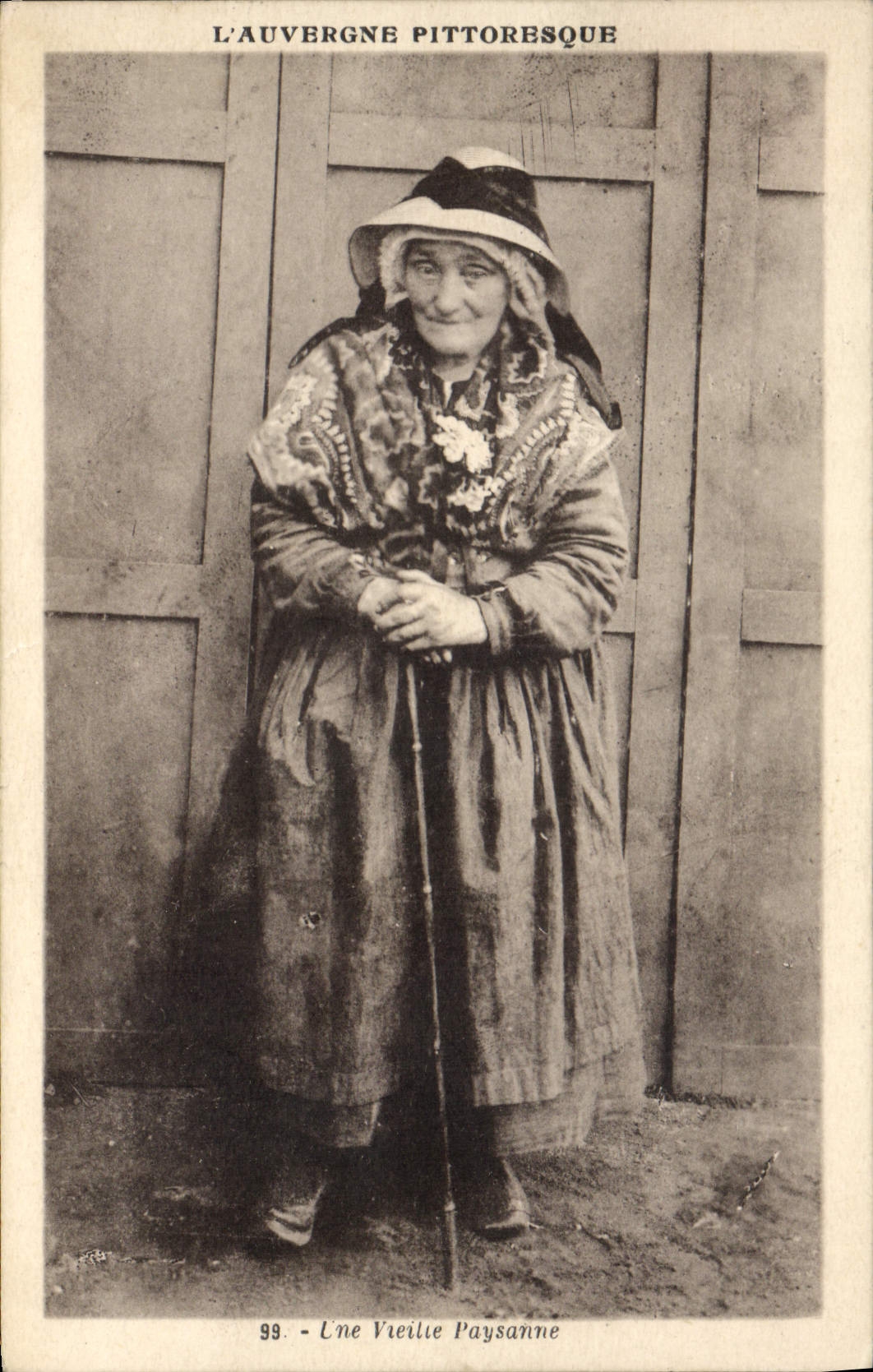 CPA Folklore L'Auvergne Pittoresque une vieille Paysanne 