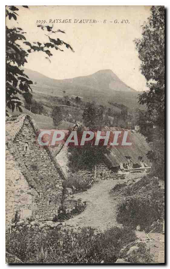 Paysage d'Auvergne — vue de montagnes et village — G. d'O.