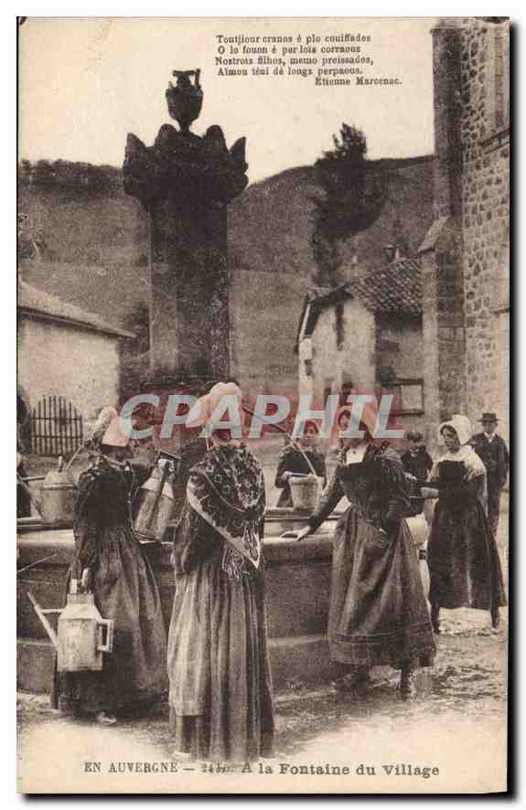 CPA Folklore En Auvergne a la Fontaine du village 