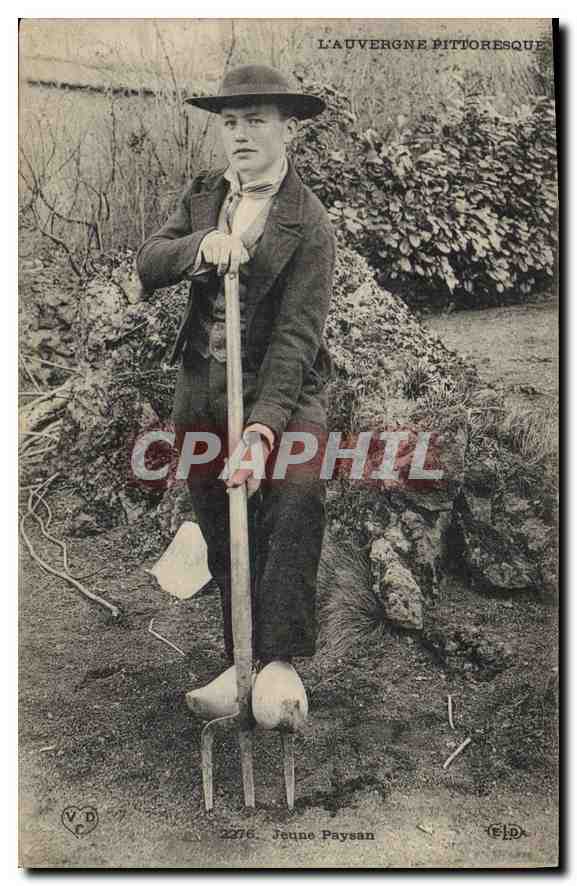 CPA Folklore L'Auvergne Pittoresque jeune Paysan 