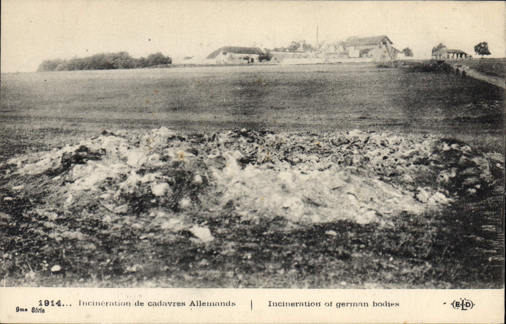 CPA Militaria 1914 Incineration de cadavres Allemands 