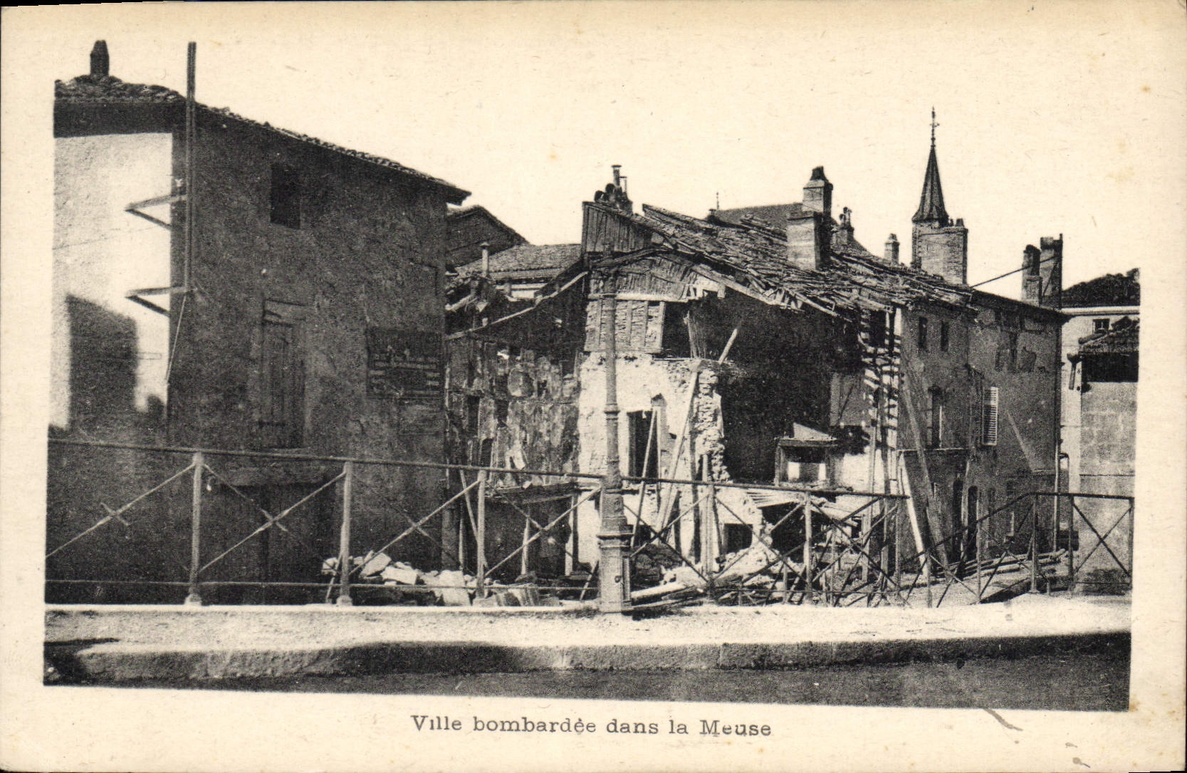 Ville bombardée dans la Meuse — détruction de bâtiments et église — sans éditeur ni numéro visible