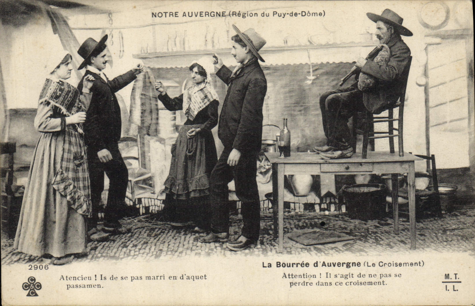 CPA Folklore La Bourree d'Auvergne Le Croisement 