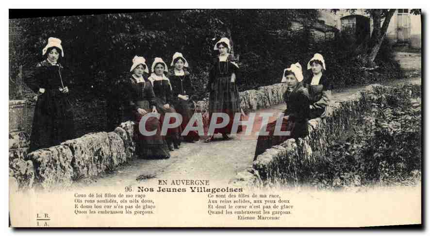 CPA Folklore En Auvergne Nos jeunes villageoises 