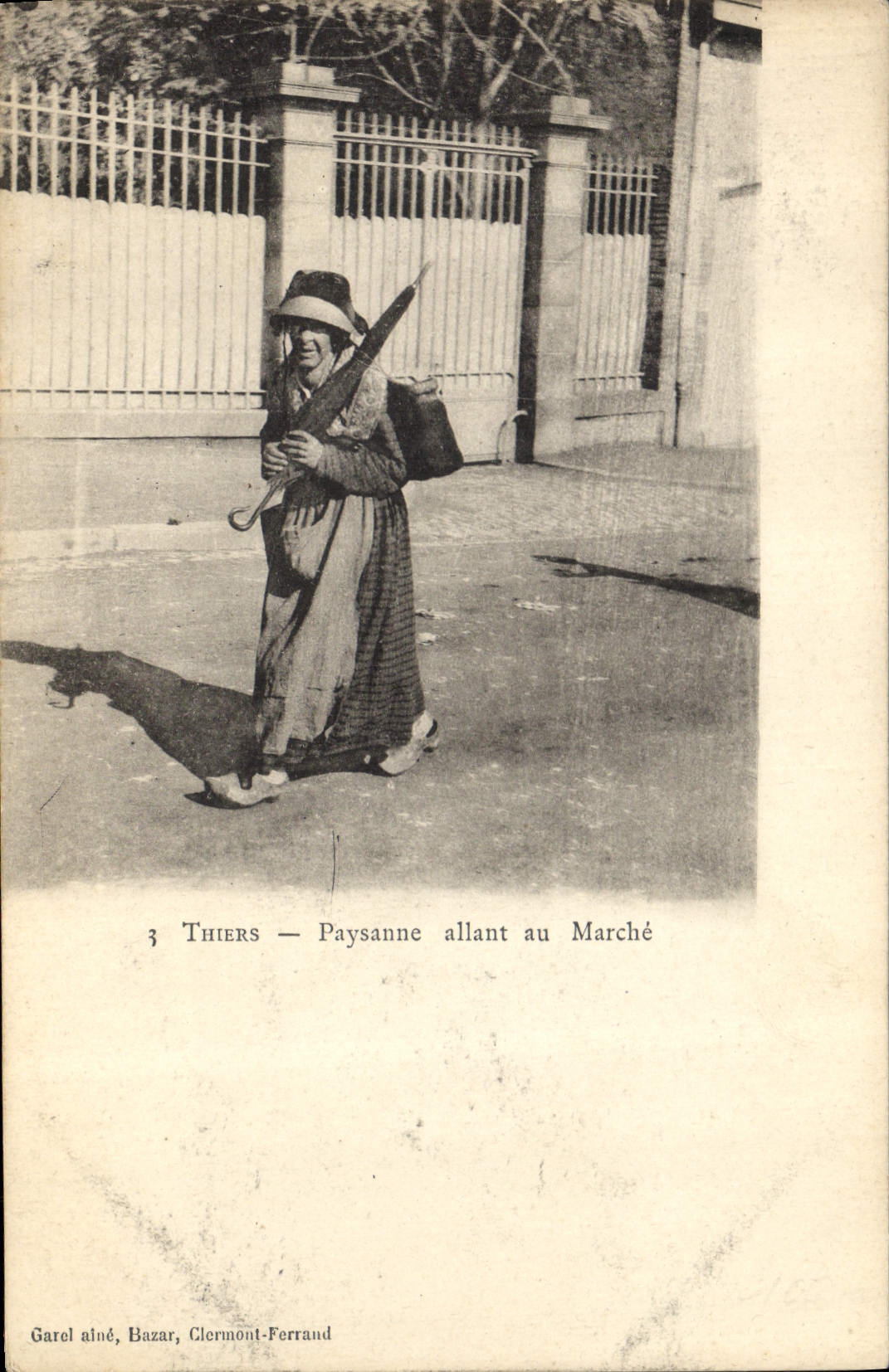CPA Folklore Thiers Paysanne allant au Marche 