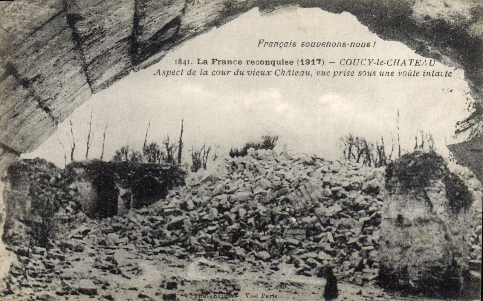 Coucy-le-Château — Aspect de la cour du vieux château, vue prise sous une voûte intacte — Phot. Exique, Visé Paris