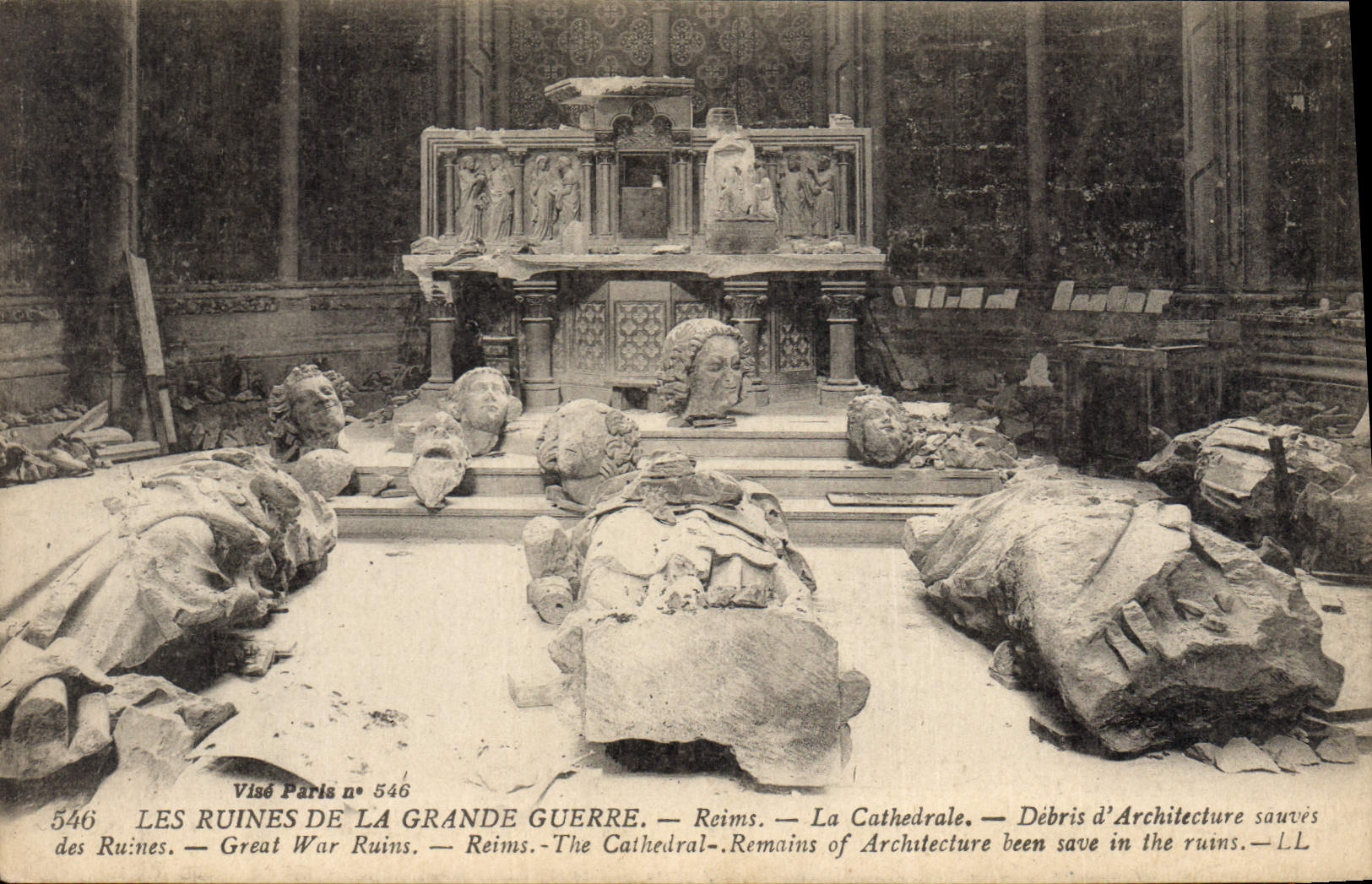 CPA Militaria LES RUINES DE LA GRANDE GUERRE  Reims La Cathedrale  Débris d'Architecture sauvés des 