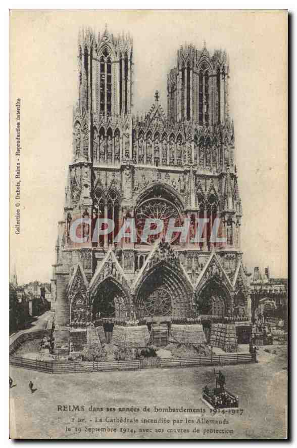 CPA Militaria REIMS dans ses années de bombardements 1914-1917- La Cathédrale incendiée par les Alle