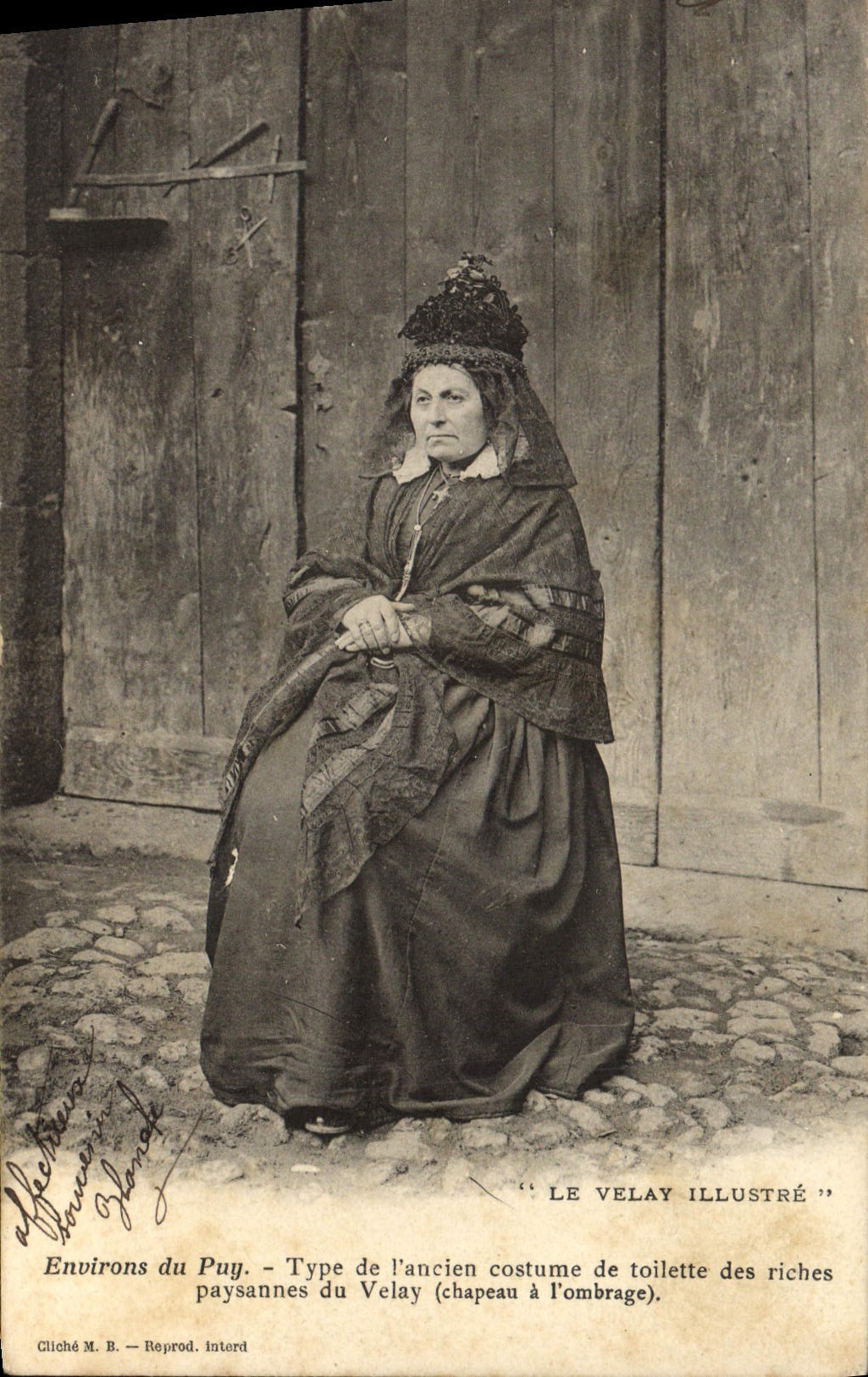 Environs du Puy — Type de l'ancien costume de toilette des riches paysannes du Velay (chapeau à l'ombrage) — Cliché M. B. — Reprod. Interd — LE VELAY ILLUSTRÉ