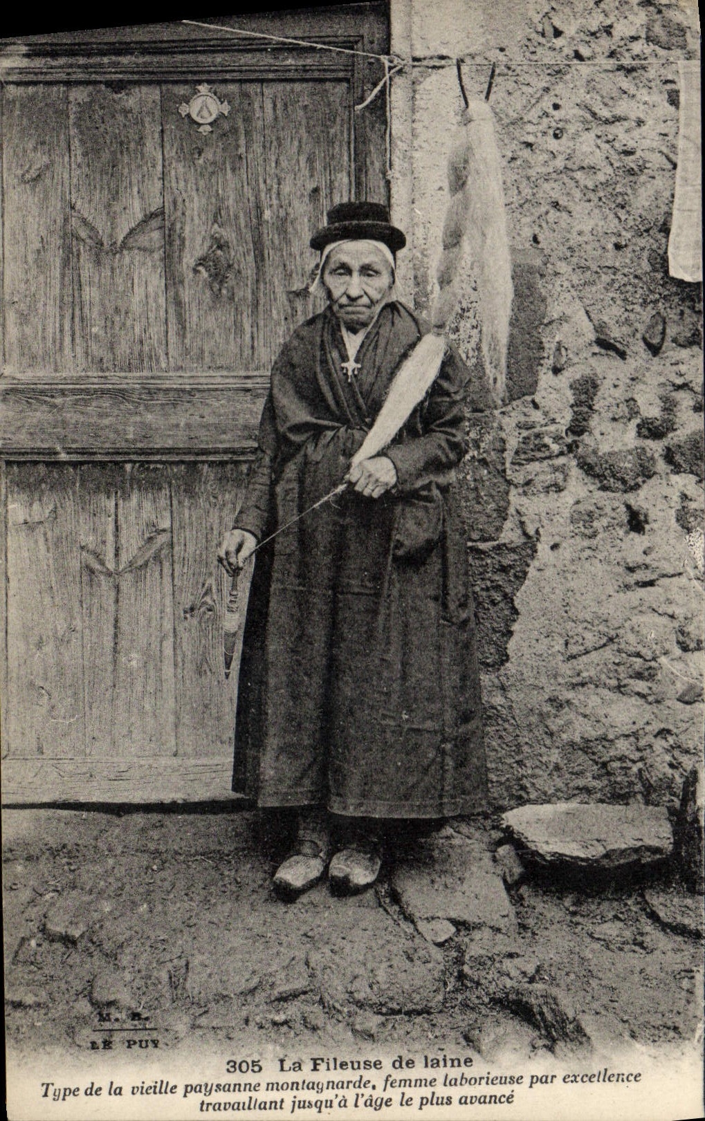 CPA Folklore La Fileuse de laine.Type de la vieille paysanne montagnarde femme labourieuse par exell