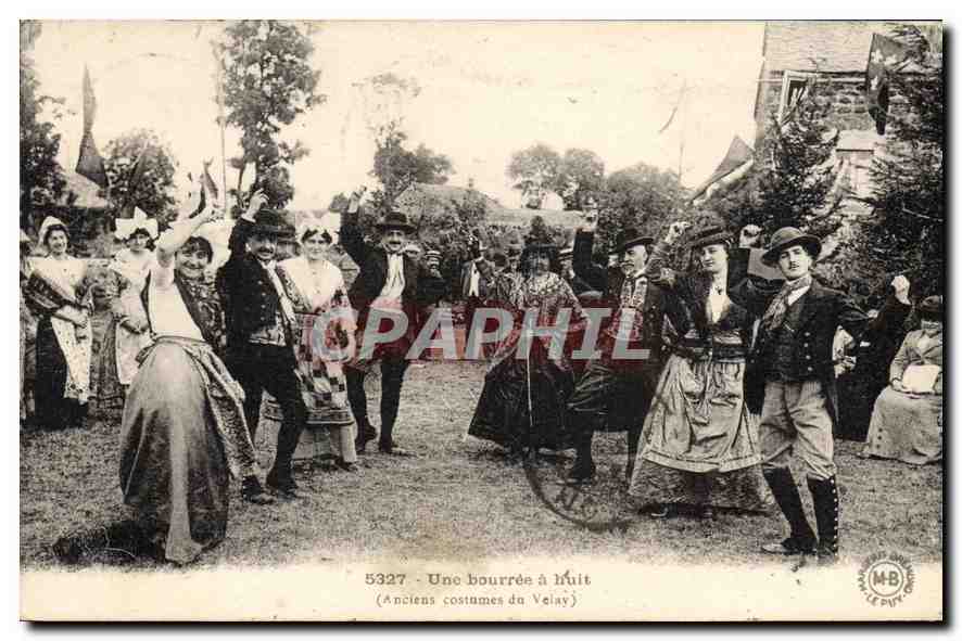 CPA Folklore Une bourrée à huit(Anciens costumes de Velay)
