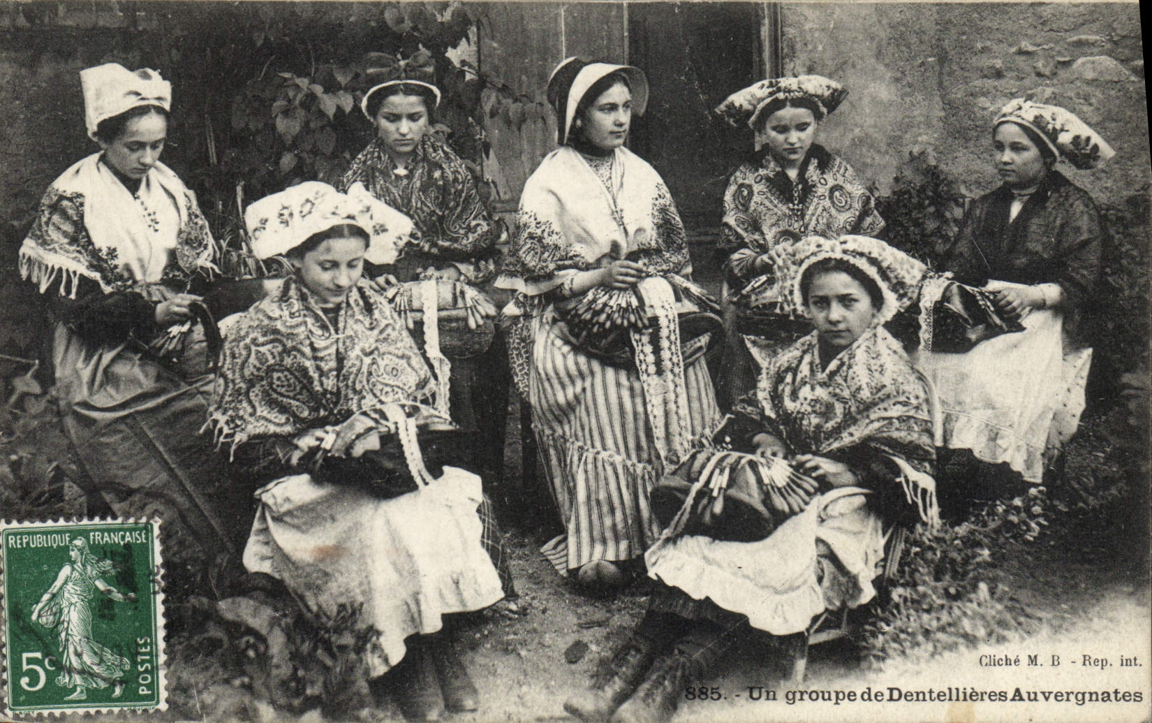 Un groupe de Dentellières Auvergnates — Cliché M. B. - Rep. int. — n° 885