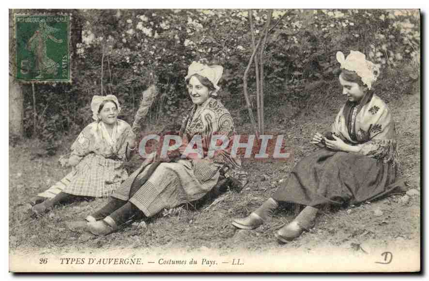 CPA Folklore TYPES D'AUVERGNE.-Costumes du Pays 