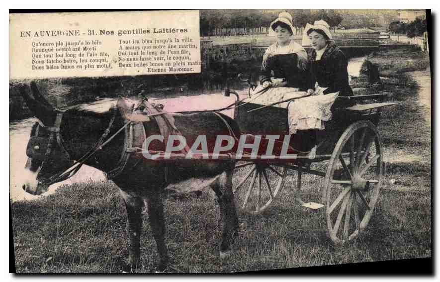 CPA Folklore EN AUVERGNE.Nos gentilles Laitières