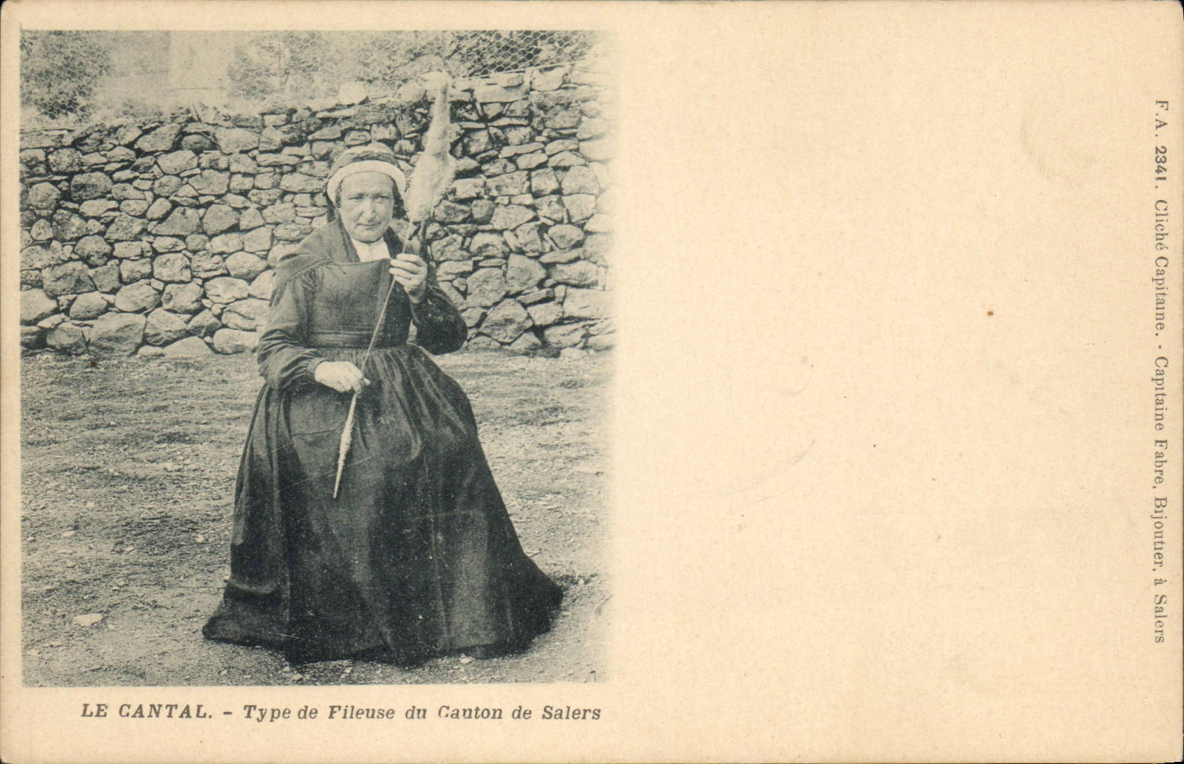 CPA Folklore LE CANTAL.-Type de fileuse du Canton de Salers