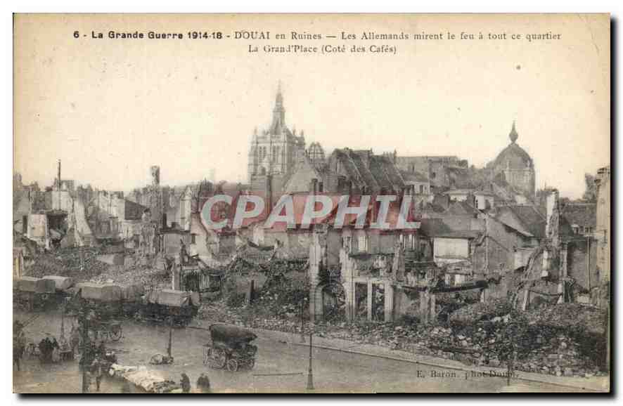 Douai en Ruines — Les Allemands mirent le feu à tout ce quartier — La Grand'Place (Côté des Cafés) — E. Barón, phot. Douai