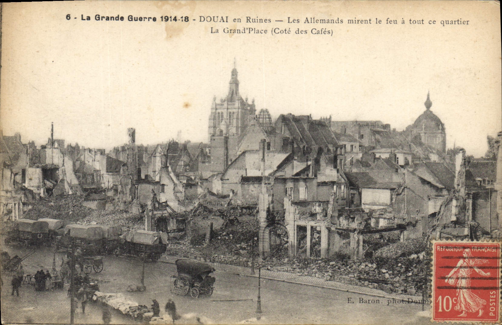 Douai en Ruines — Les Allemands mirent le feu à tout ce quartier — E. Baron phot. Douai