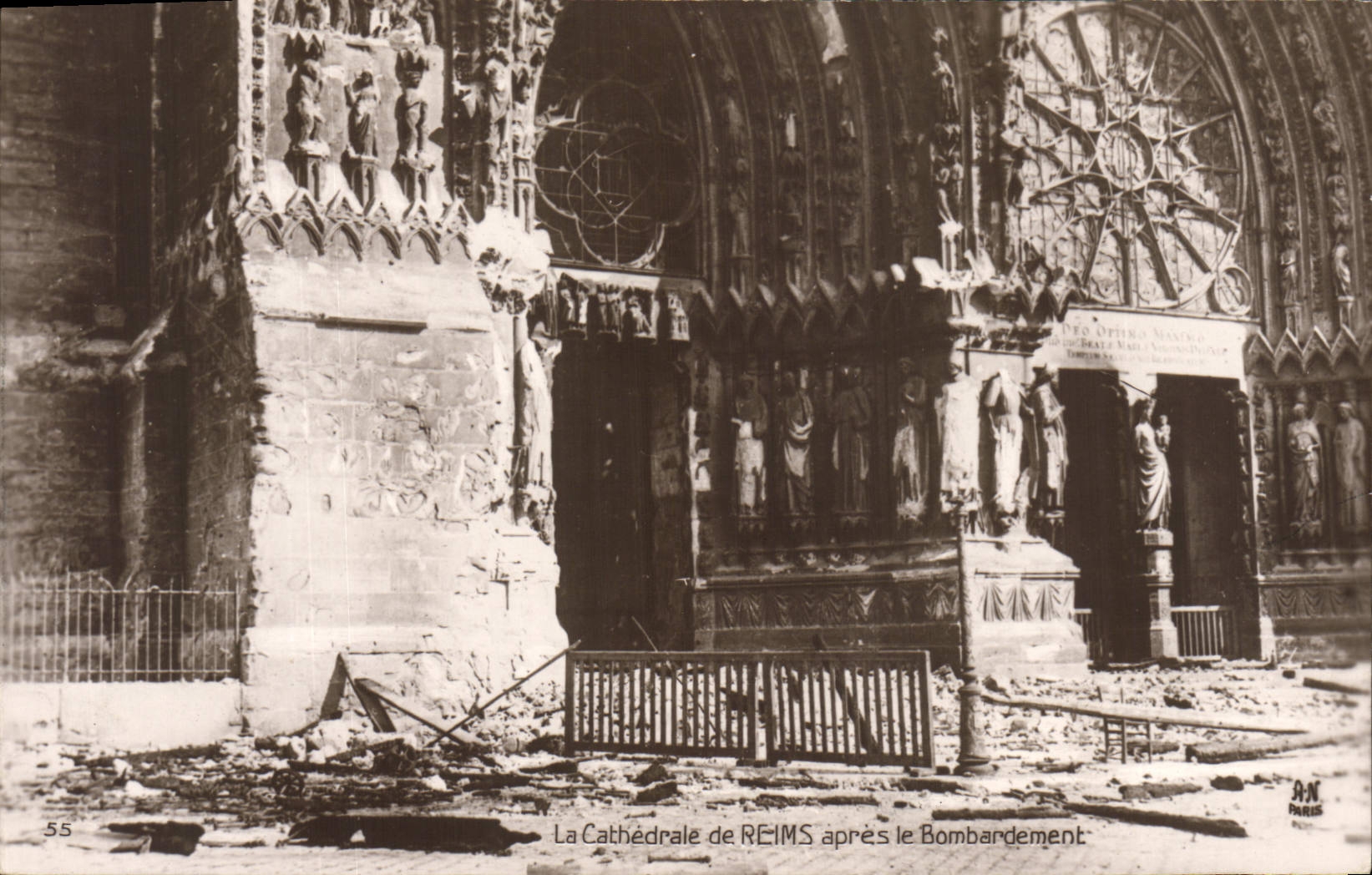 Cathédrale de Reims — après le bombardement — B.N. Paris, N° 55