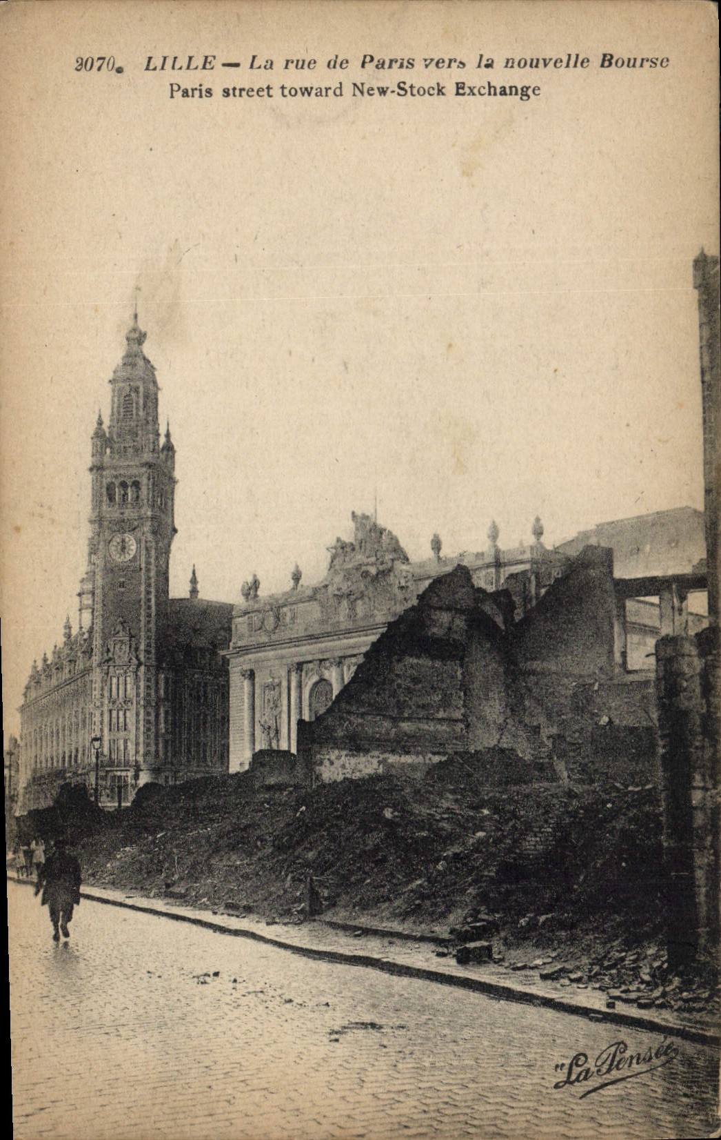 LILLE — La rue de Paris vers la nouvelle Bourse — La Pensée, n° 3070