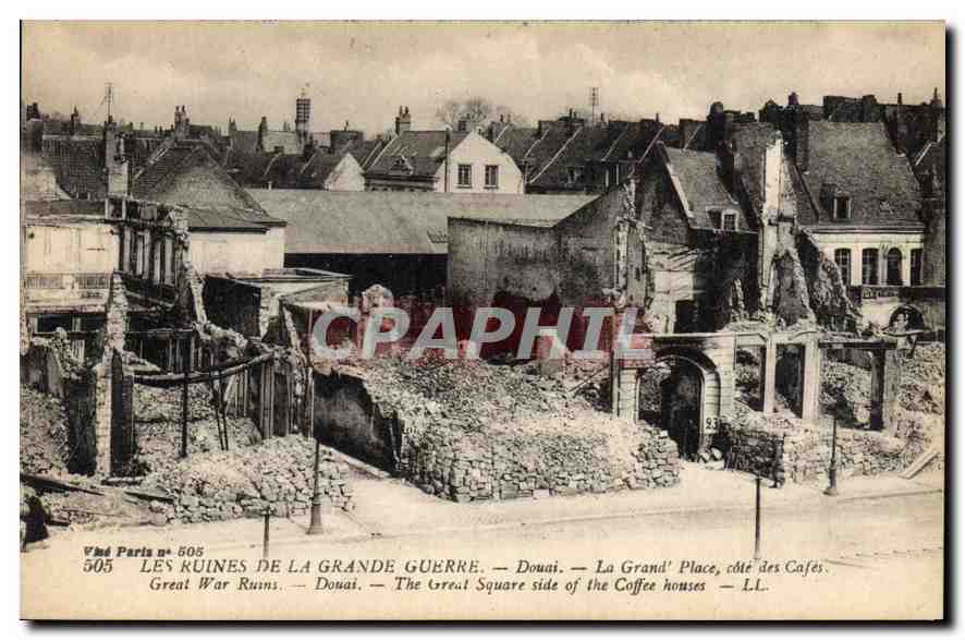 Les Ruines de la Grande Guerre — Douai — La Grand' Place, côté des Cafés