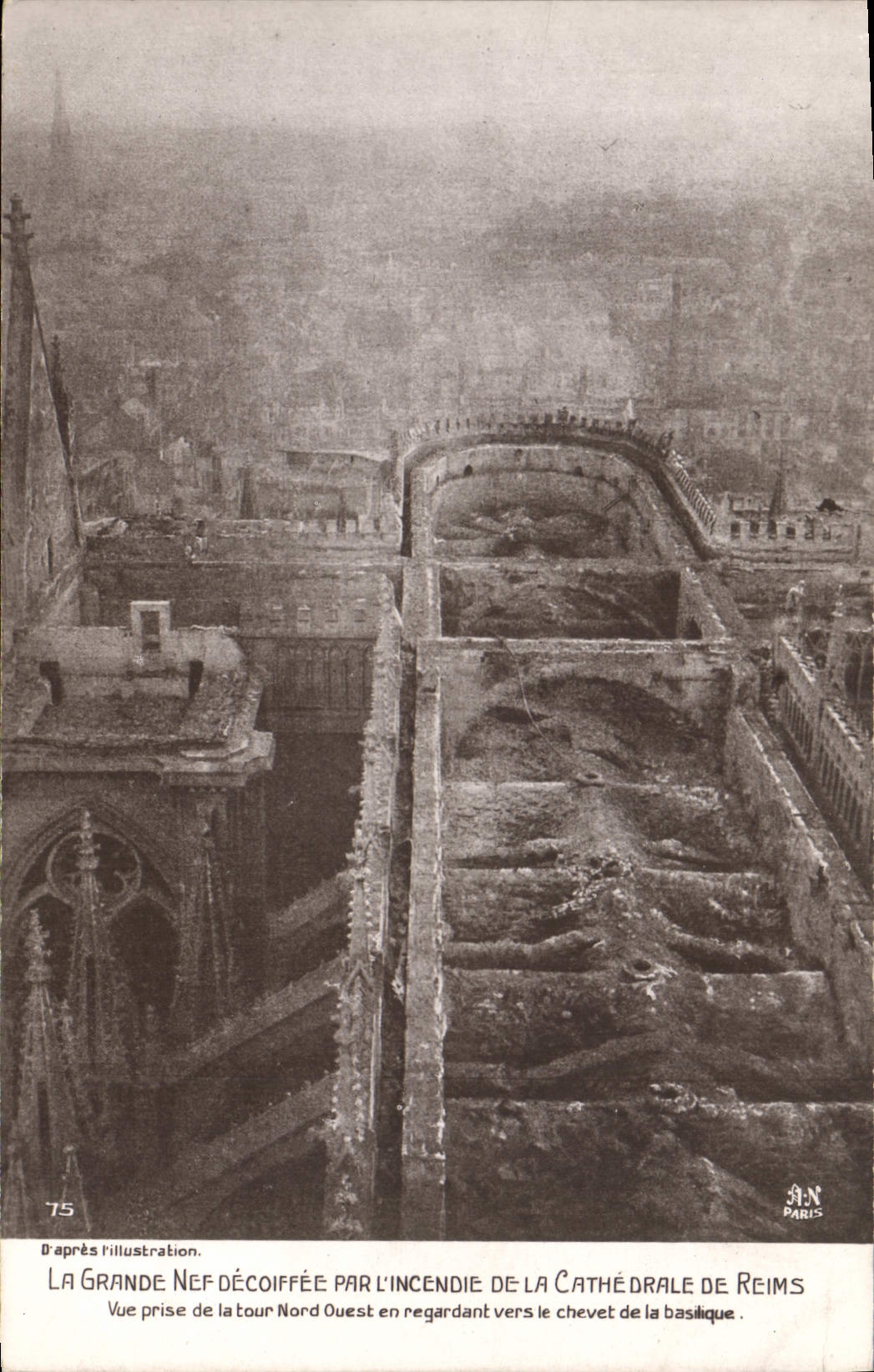 Cathédrale de Reims — Grande Nef décoiffée par l'incendie — vue de la tour Nord-Ouest