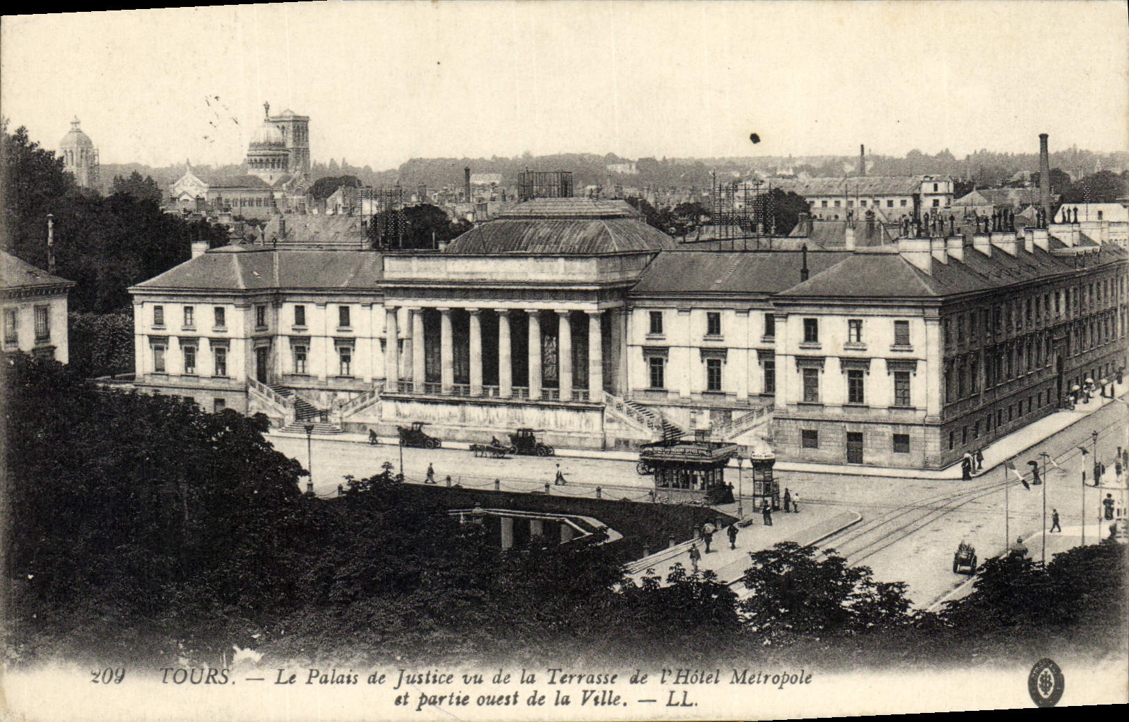 CPA TOURS- Le Palais de Justice vue de la terrasse de l'Hotel Métropole et partie ouest de la ville