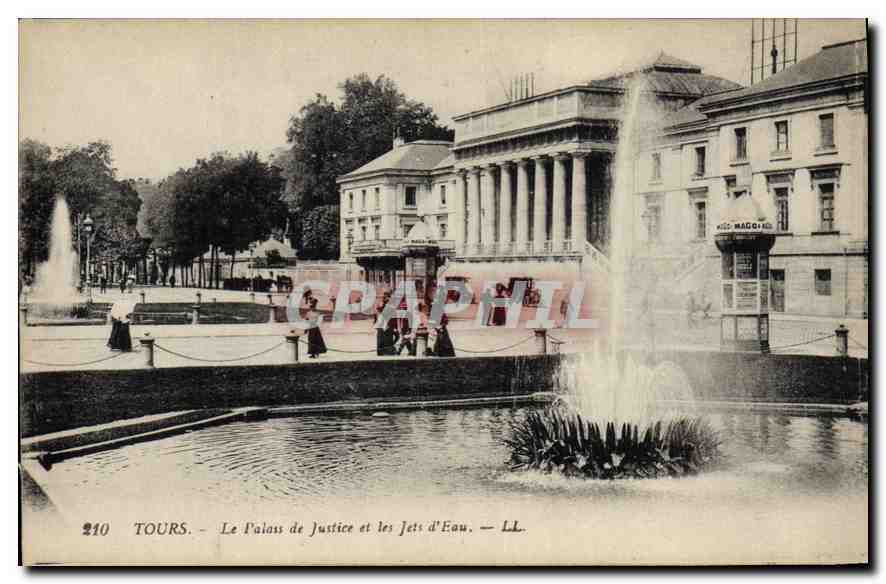 CPA TOURS - Le Palais de Justice et les Jets d'eau