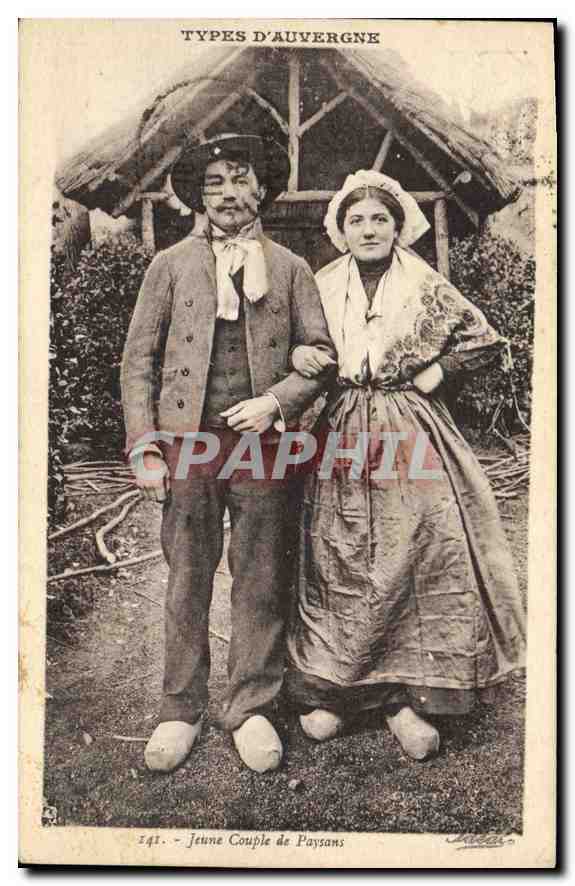 CPA Folklore TYPES D'AUVERGNE. Jeune Couple de Paysans 
