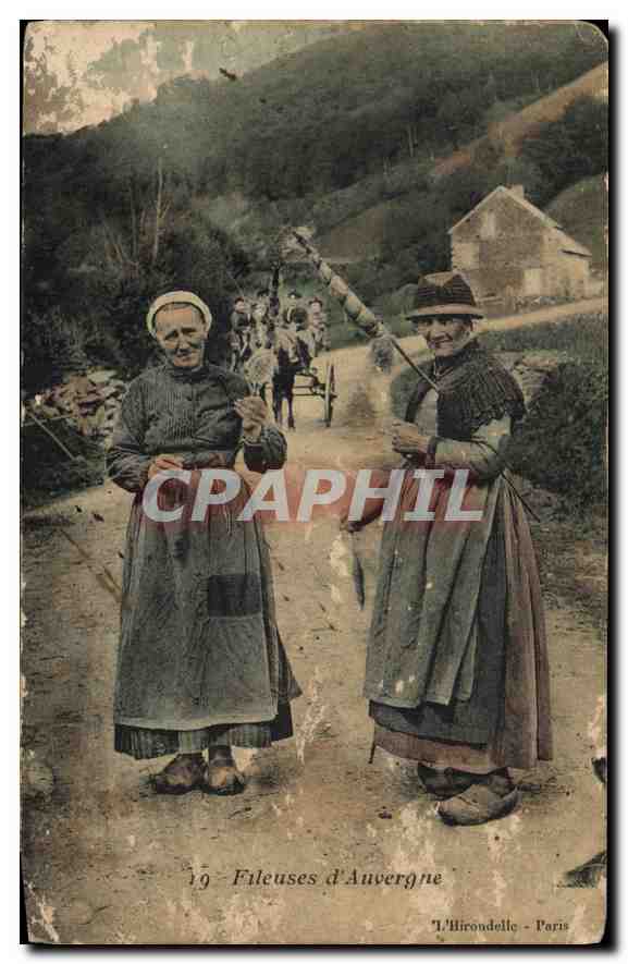CPA Folklore Fileuse d'Auvergne. L'Hirondelle- Paris