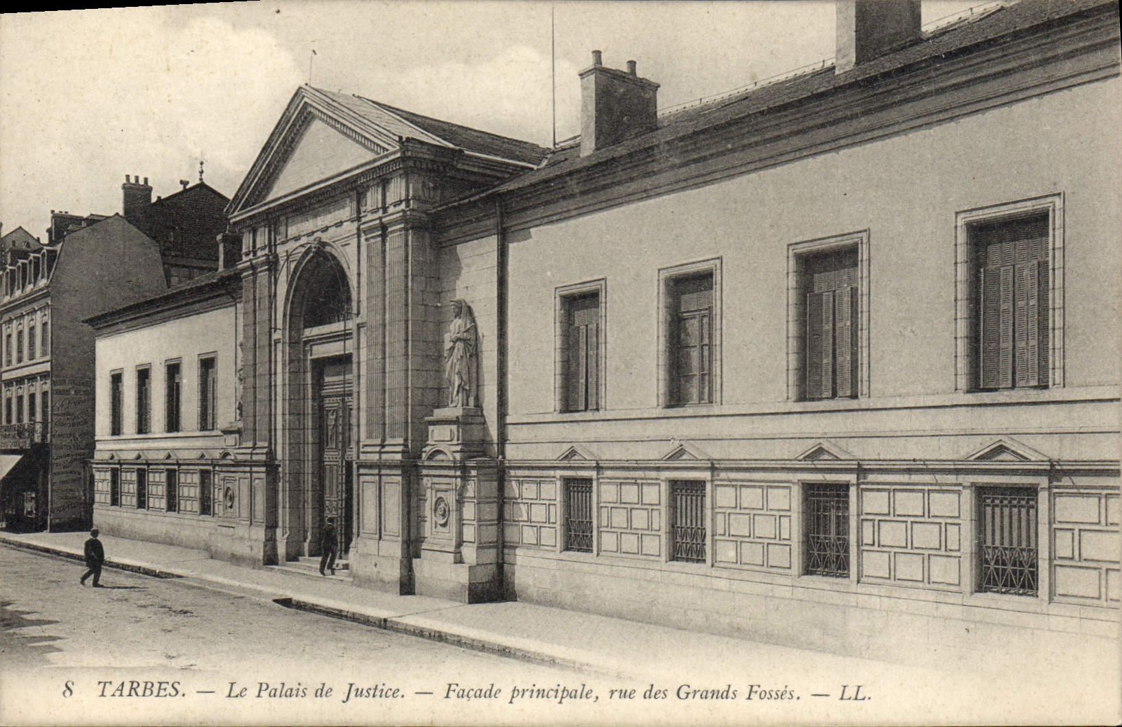 CPA TARBES Le Palais de Justice Façade principale  rue des Grands Fossés 