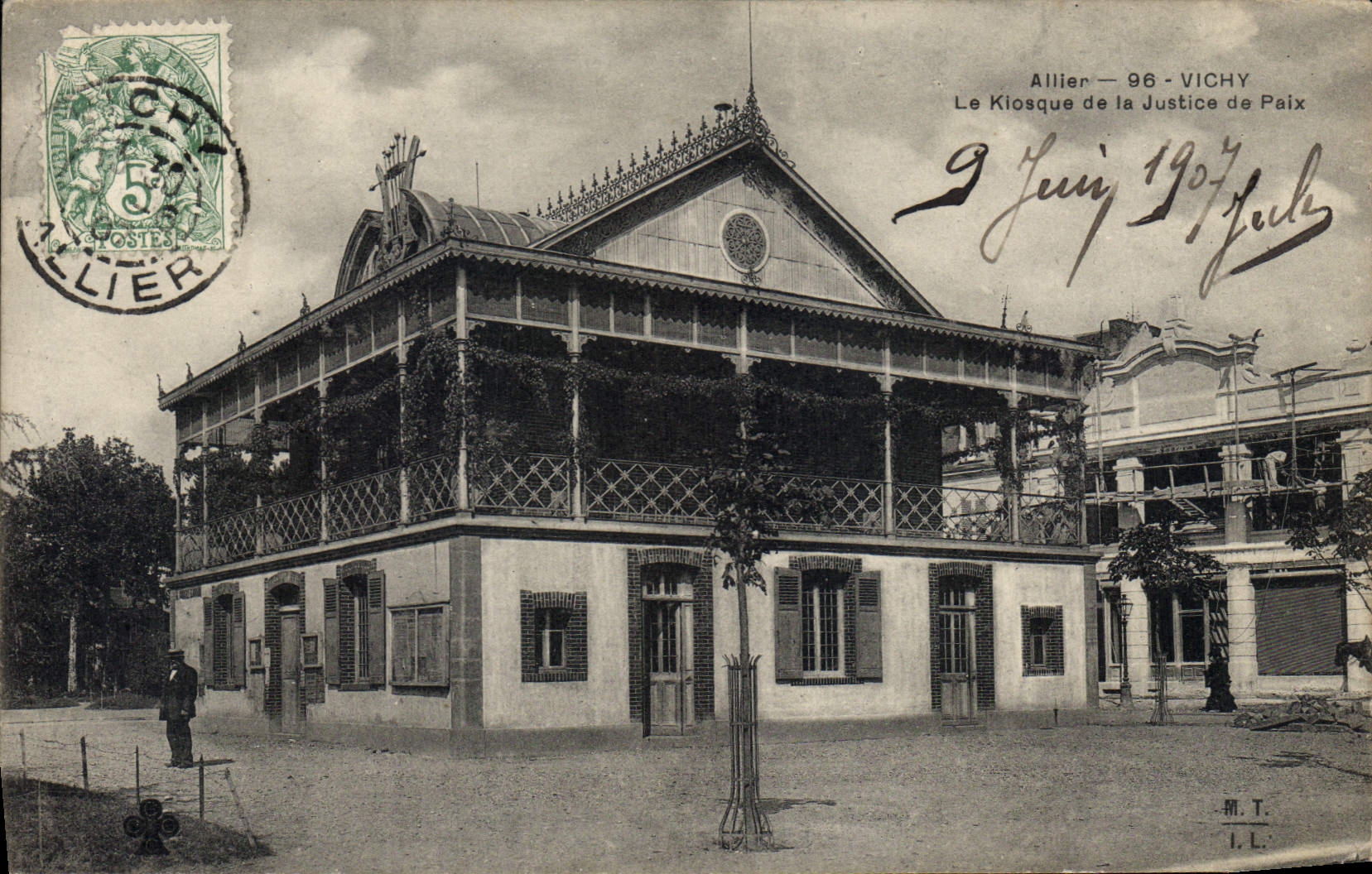 CPA Le Kiosque de la Justice de Paix Vichy