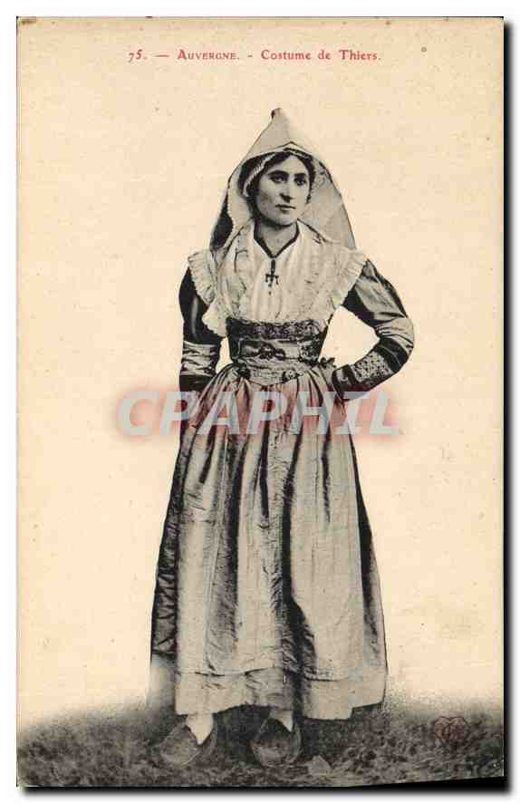 CPA Folklore Auvergne. - Costume de Thiers