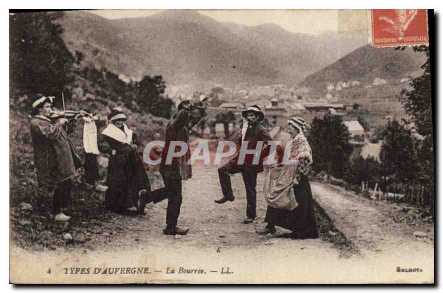 CPA Folklore TYPES D'AUVERGNE. - La Bourrée